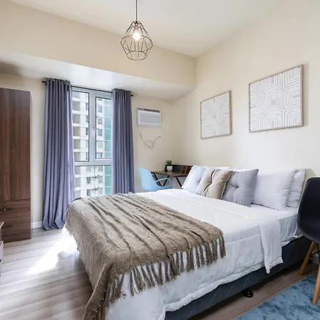 Furnished Studio In Cebu It Park With Pool View, Fast Wifi, Netflix And Pool